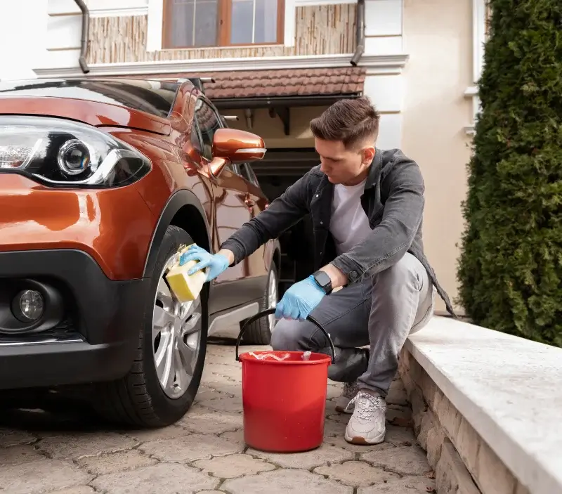 Lavage auto à domicile Villages du Lac de Paladru : professionnel intervenant sur un véhicule